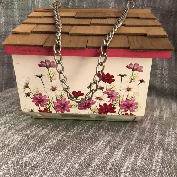 HB Wood birdhouse with chain for hanging - Picture 3 of 5